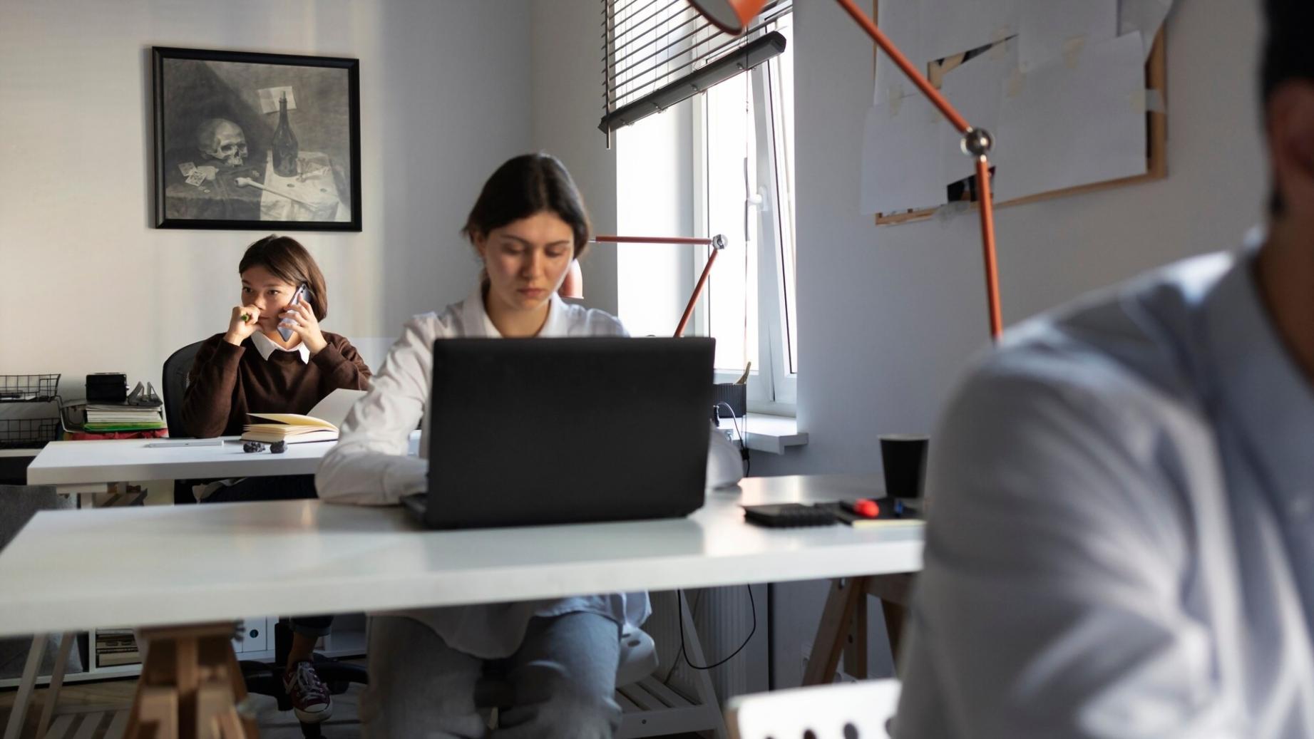 Espace de travail organisé avec documents financiers